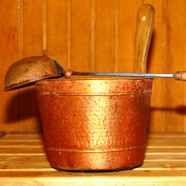 Image of a ladle and bucket in a sauna